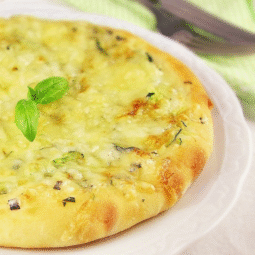 Pikantna Pizza s Tikvicama i Svježim RajčicamaPikantna Pizza s Tikvicama i Svježim Rajčicama