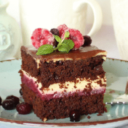 Čokoladni Kolač s Šumskim Voćem – Ukusan ReceptČokoladni Kolač s Šumskim Voćem – Ukusan Recept